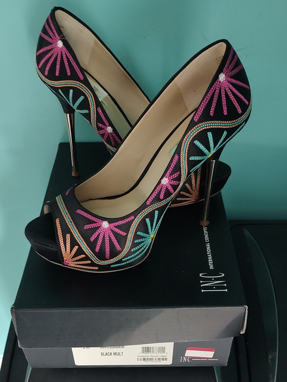 INC  Black Multicolor Embroidered Peep-Toe Heels, Platform,Gold Stiletto 8